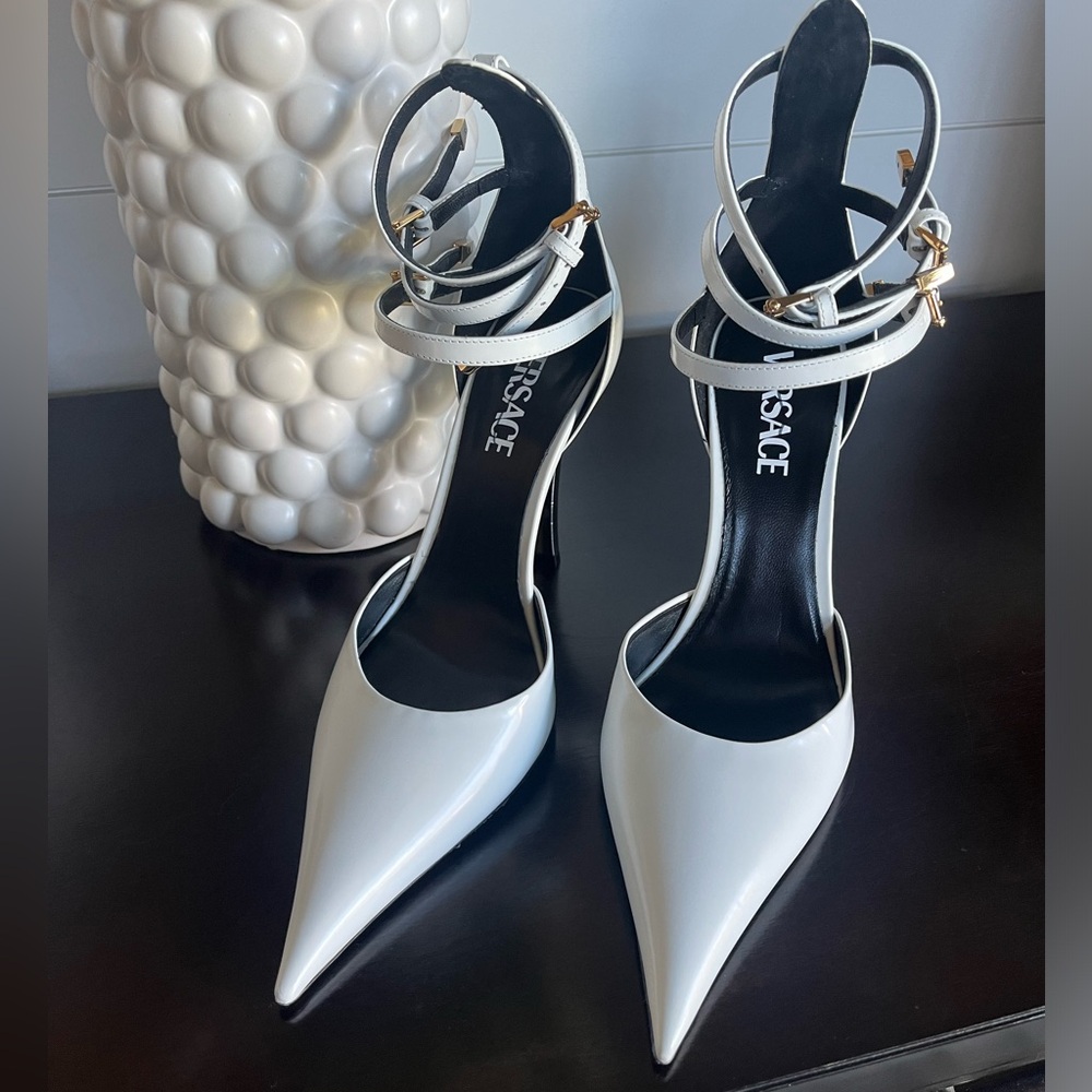 Versace Pin Point Glossed Pumps Sz 38.5 - Picture 2 of 8